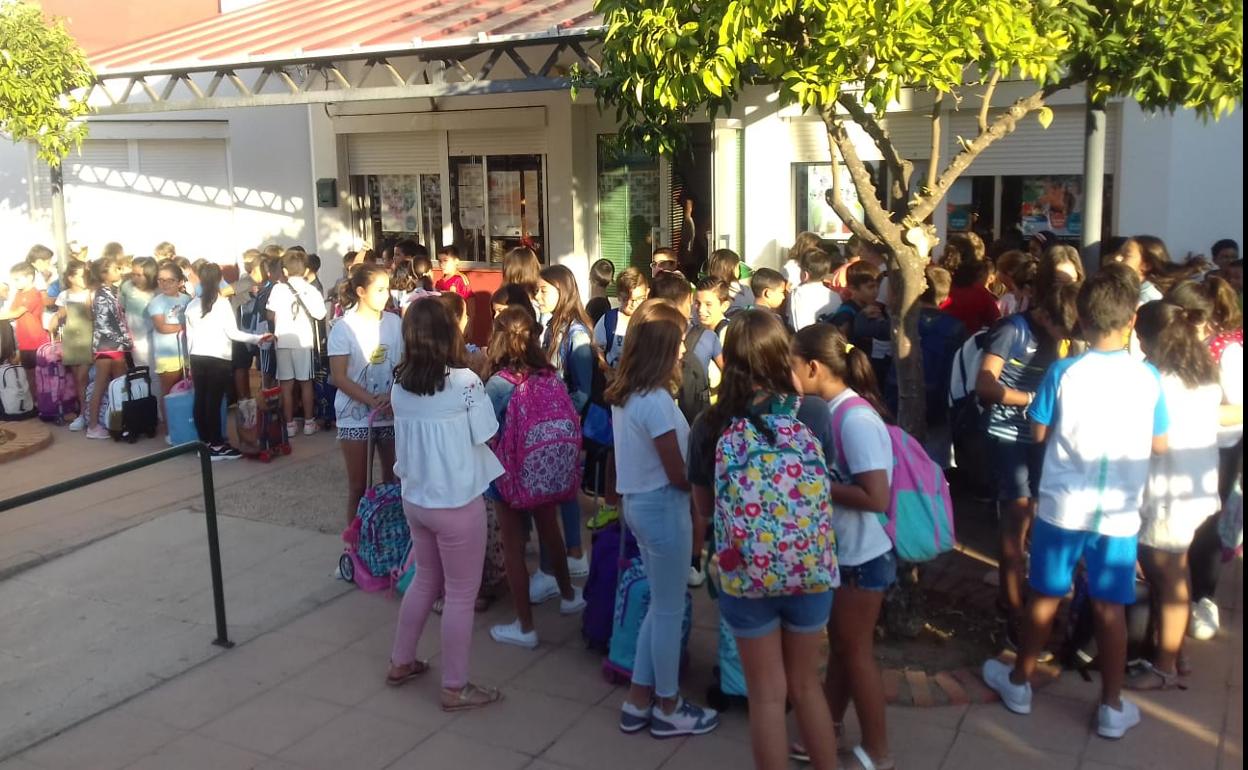 Niños a la entrada de CP. Nuestra Señora de Piedraescrita el primer día de clase. 