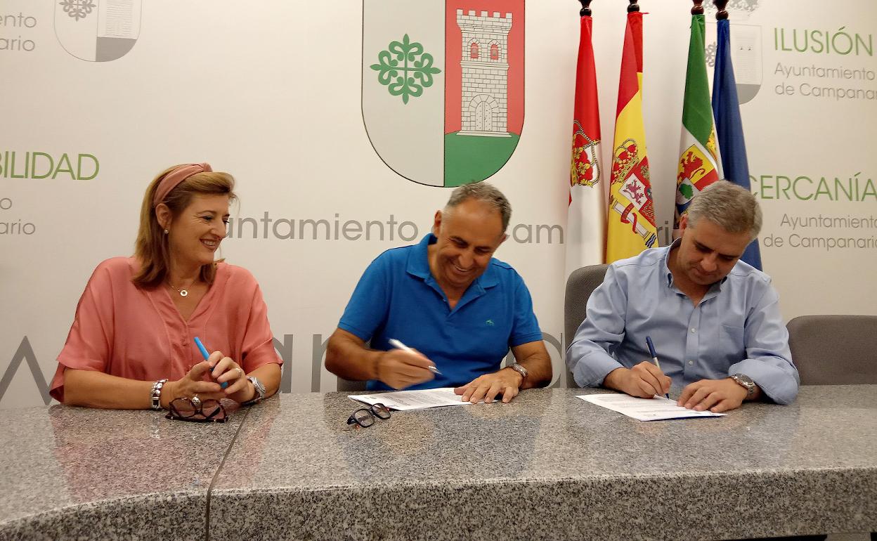 El alcalde, Elías López, firma el convenio junto al presidente de Inclusives, Juan Andrés Hidalgo, y la concejal de Empleo y Recursos Humanos, M. Mar Calvo. 