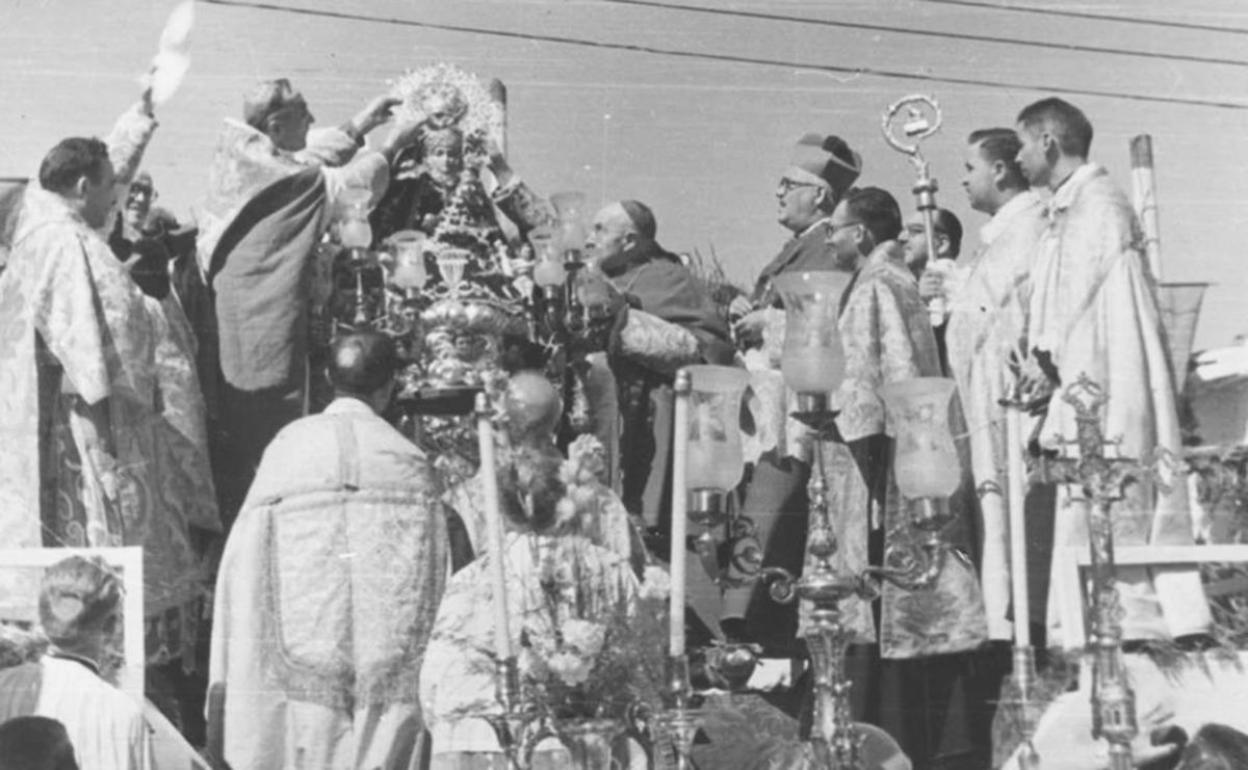 Coronación de la Virgen en 1955 por el Nuncio Hirdebrando Antoniutti