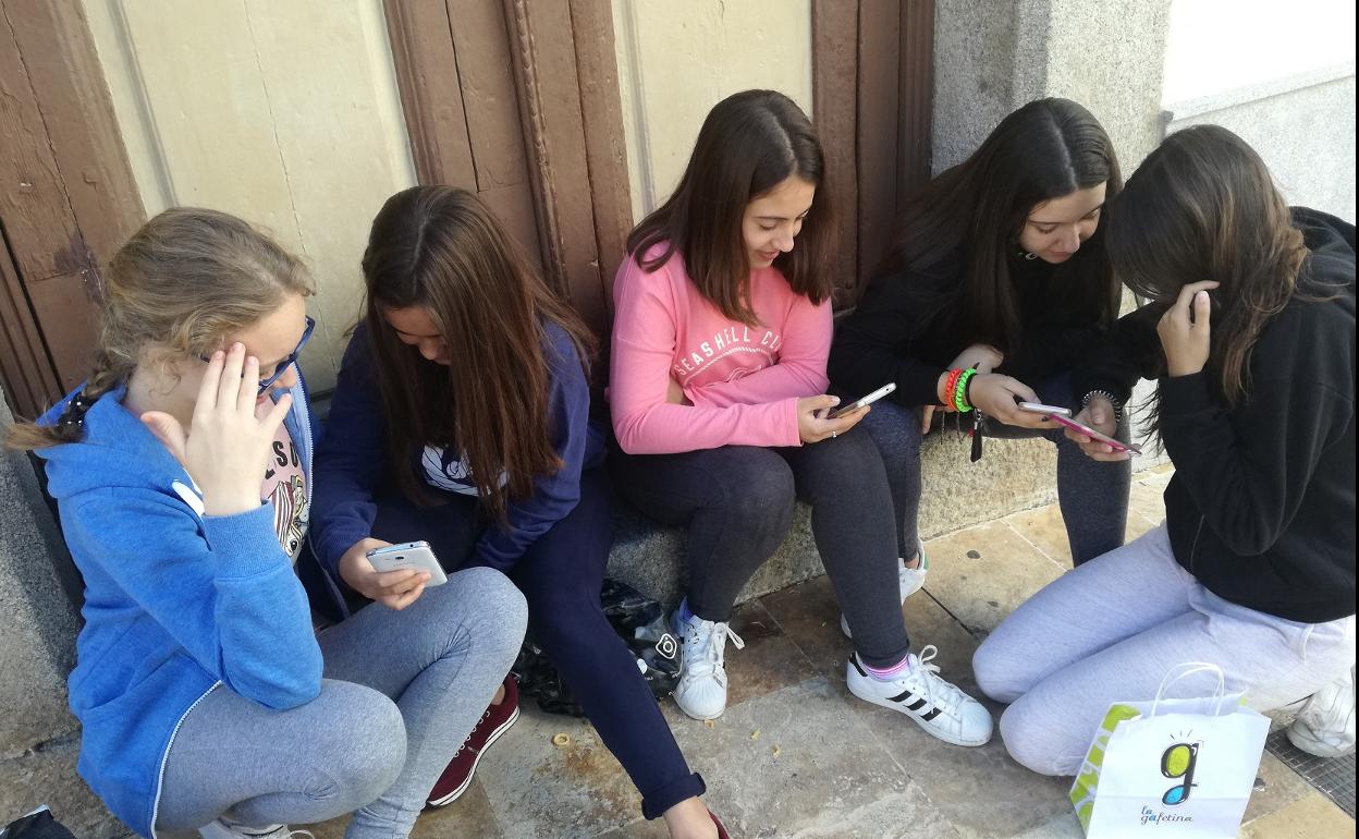 Adolescentes de Campanario chateando. 