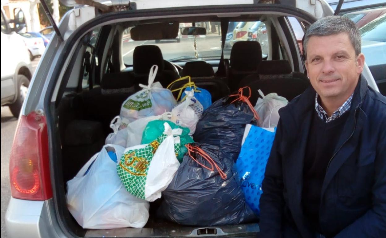Tomás Pajuelo se dispone a entregar las bolsas con tapones. 