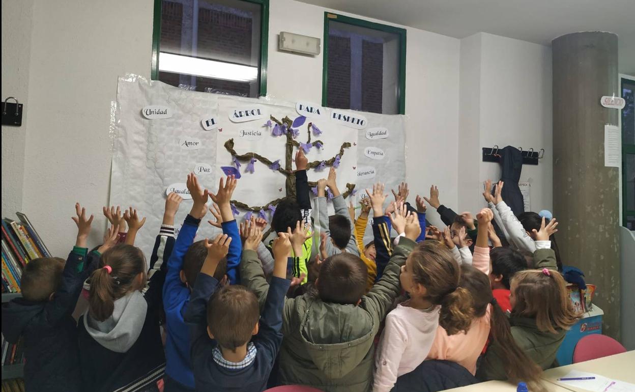 Los niños participan en una actividad sobre la prevención de violencia. 