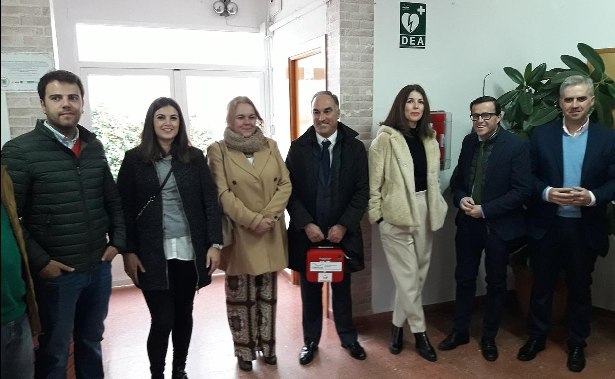 El colegio de Campanario cuenta con un nuevo desfibrilador para situaciones de emergencia