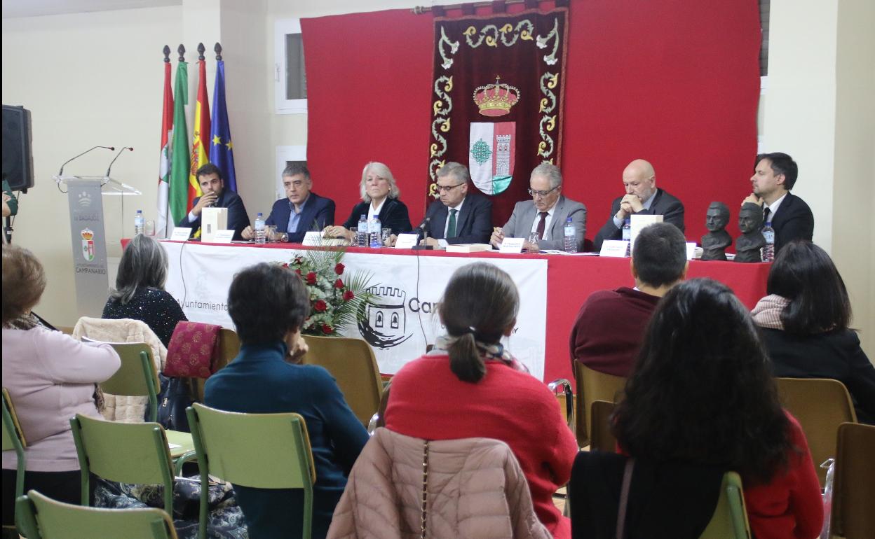 El ganador de la pasada edición, Albert Corbetlo, junto a las autoridades. 