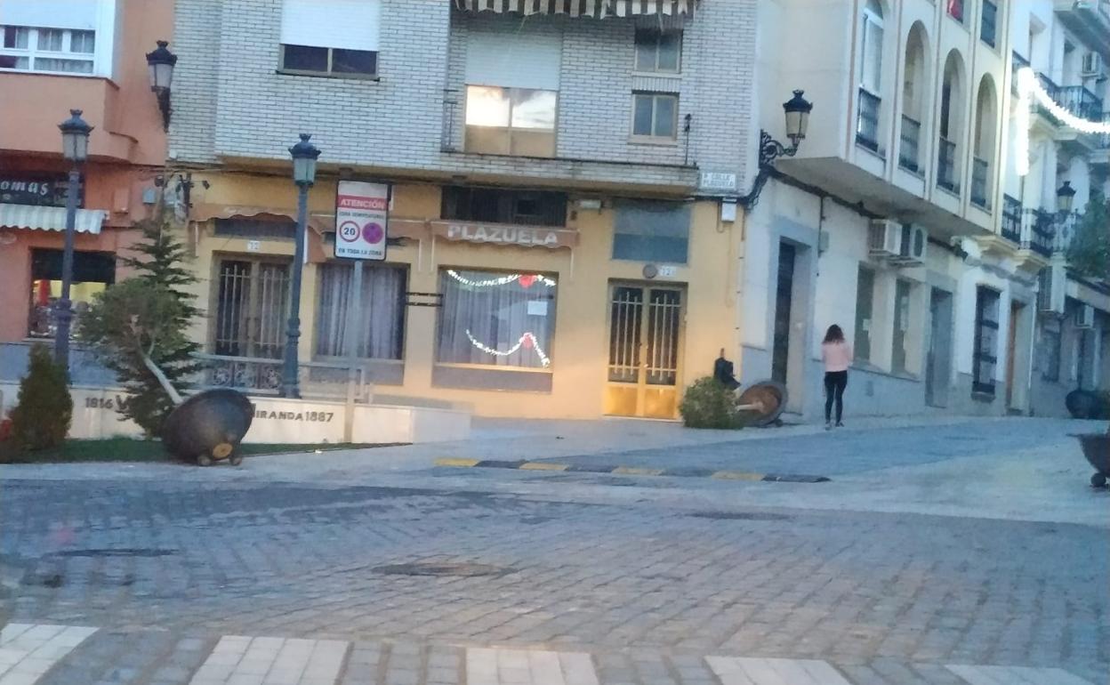 Maceteros volcados por el viento en Campanario. 