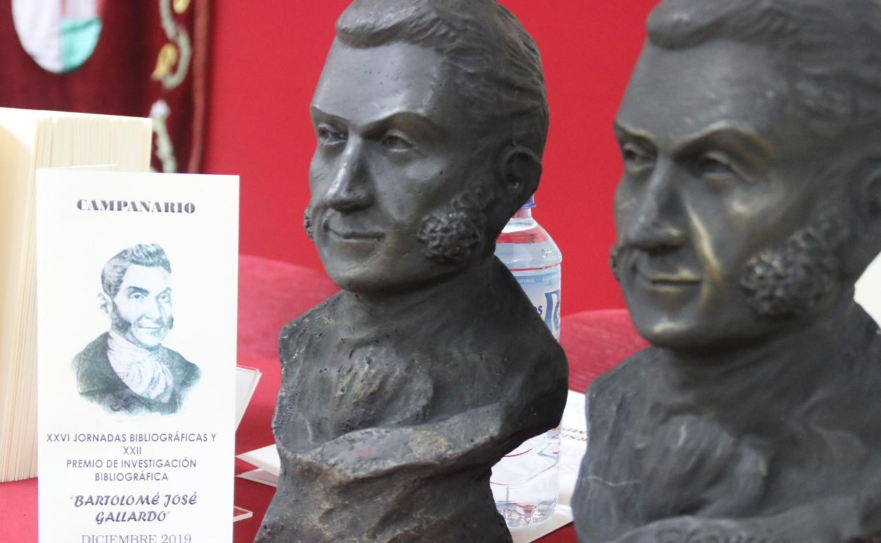 Galardón con el busto de Bartolomé José Gallardo. 