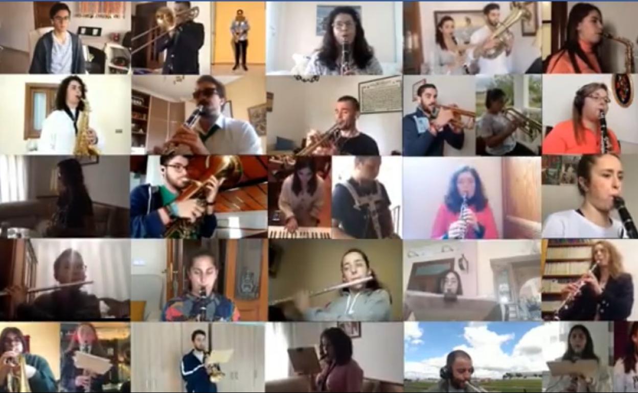 Todos los músicos tocan a la vez. 