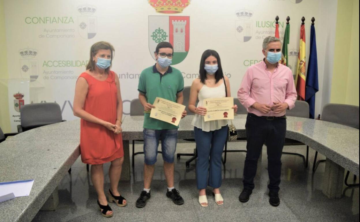 Entrega del premio a los alumnos. 