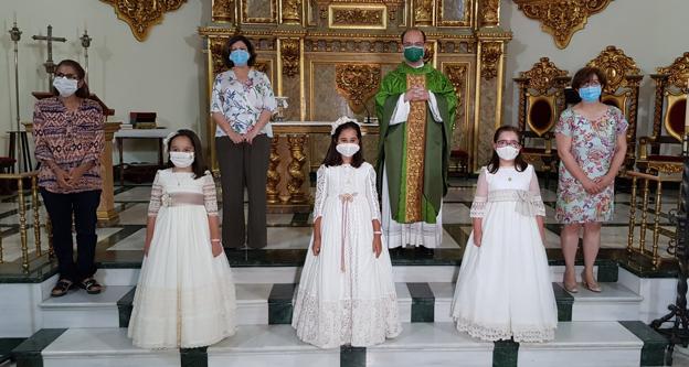 Tres niñas comulgaron el pasado domingo en Campanario. 