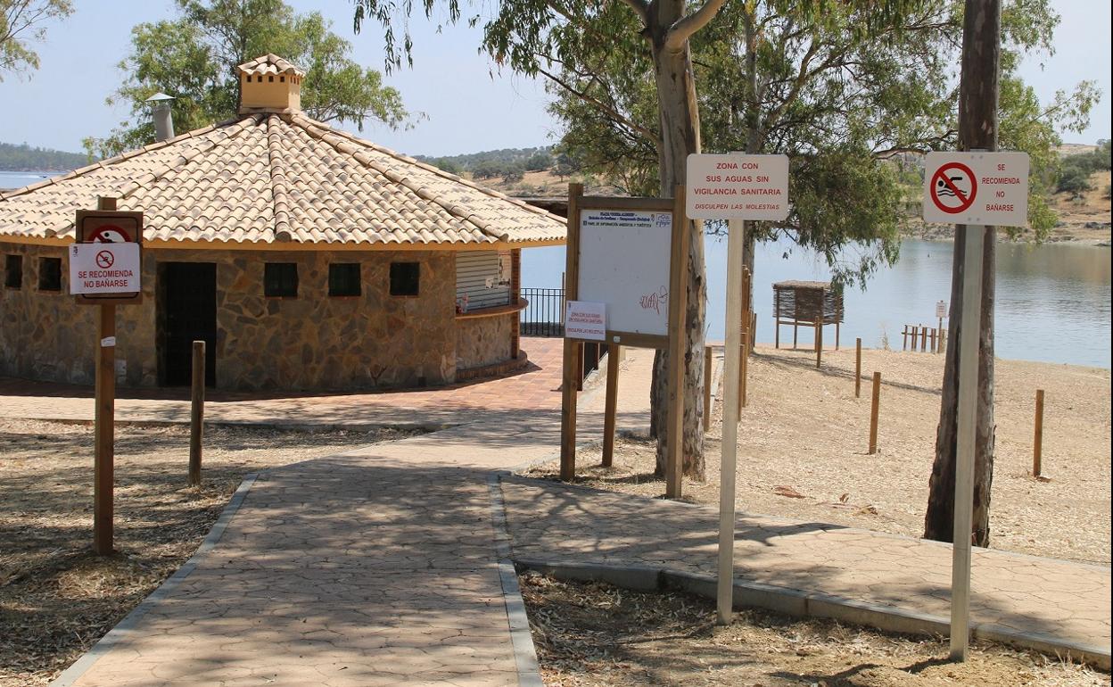 Carteles anunciando la recomendación de no bañarse en la Playa de Campanario. 