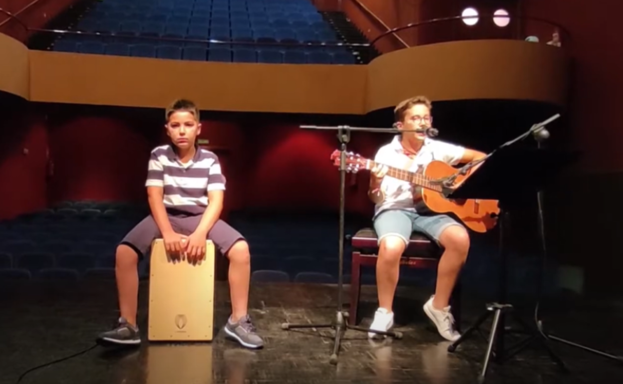 Los alumnos actuaron sin público para grabar el vídeo. 