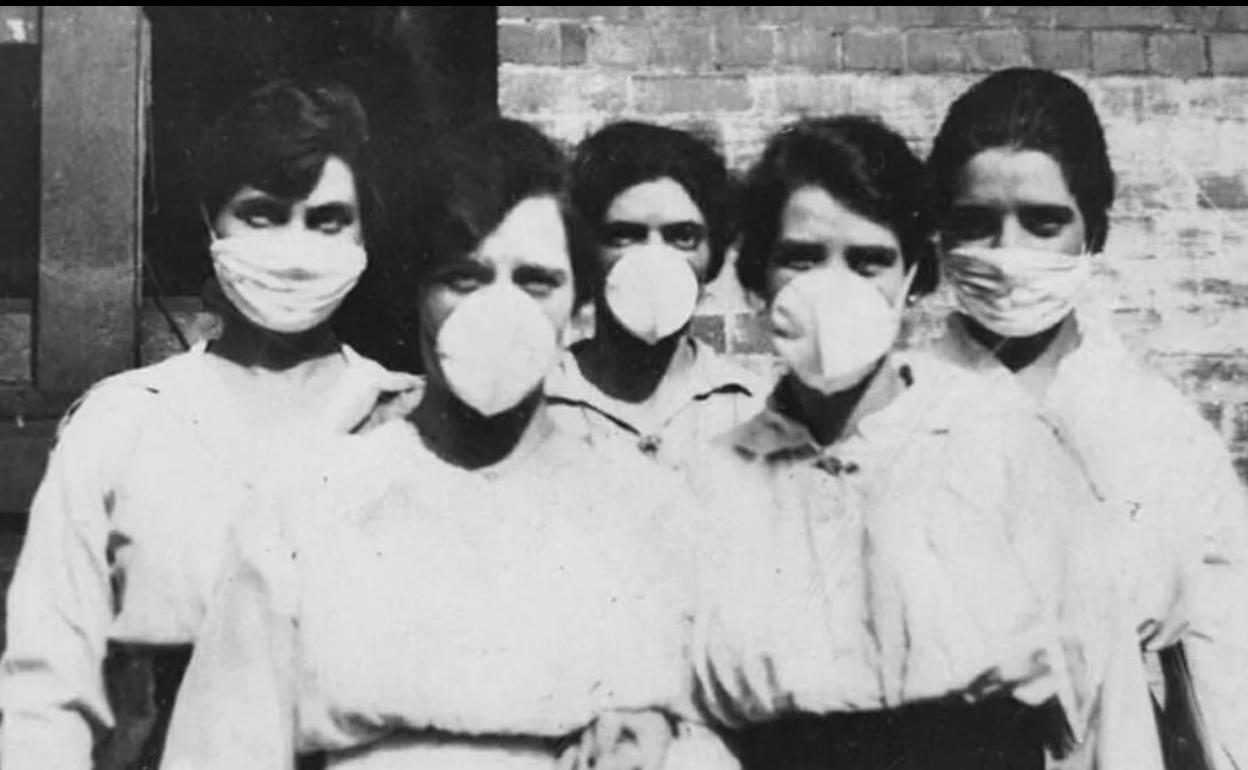 Unas trabajadoras protegidas con mascarillas en 1918. 