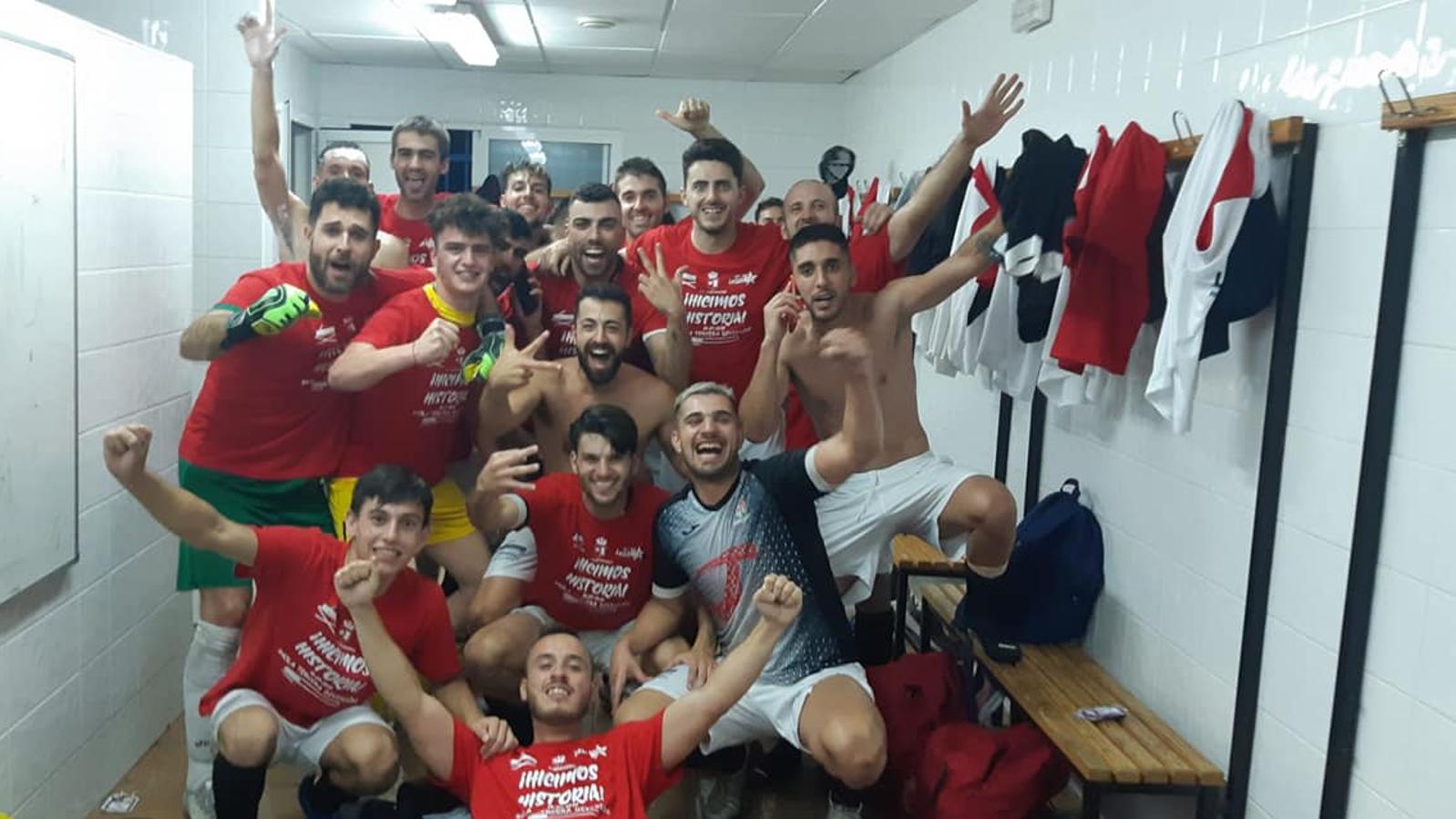 El ascenso a Tercera División del CF Campanario ha traido grandes alegrías no solo para el equipo, sino también para todo un pueblo, cuya afición ha estado volcada, en las buenas y en las malas. Un apoyo incondicional que ha dejado en esta última semana imágenes para el recuerdo. ¡Vamos Campa!