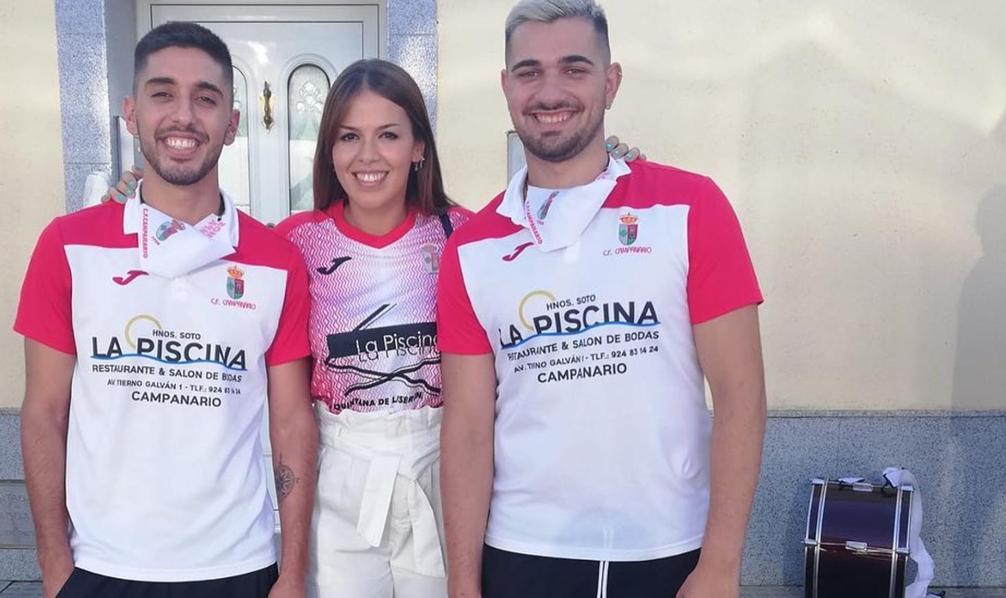 El ascenso a Tercera División del CF Campanario ha traido grandes alegrías no solo para el equipo, sino también para todo un pueblo, cuya afición ha estado volcada, en las buenas y en las malas. Un apoyo incondicional que ha dejado en esta última semana imágenes para el recuerdo. ¡Vamos Campa!
