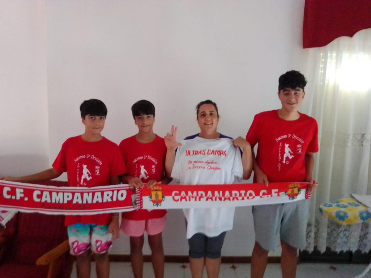 El ascenso a Tercera División del CF Campanario ha traido grandes alegrías no solo para el equipo, sino también para todo un pueblo, cuya afición ha estado volcada, en las buenas y en las malas. Un apoyo incondicional que ha dejado en esta última semana imágenes para el recuerdo. ¡Vamos Campa!
