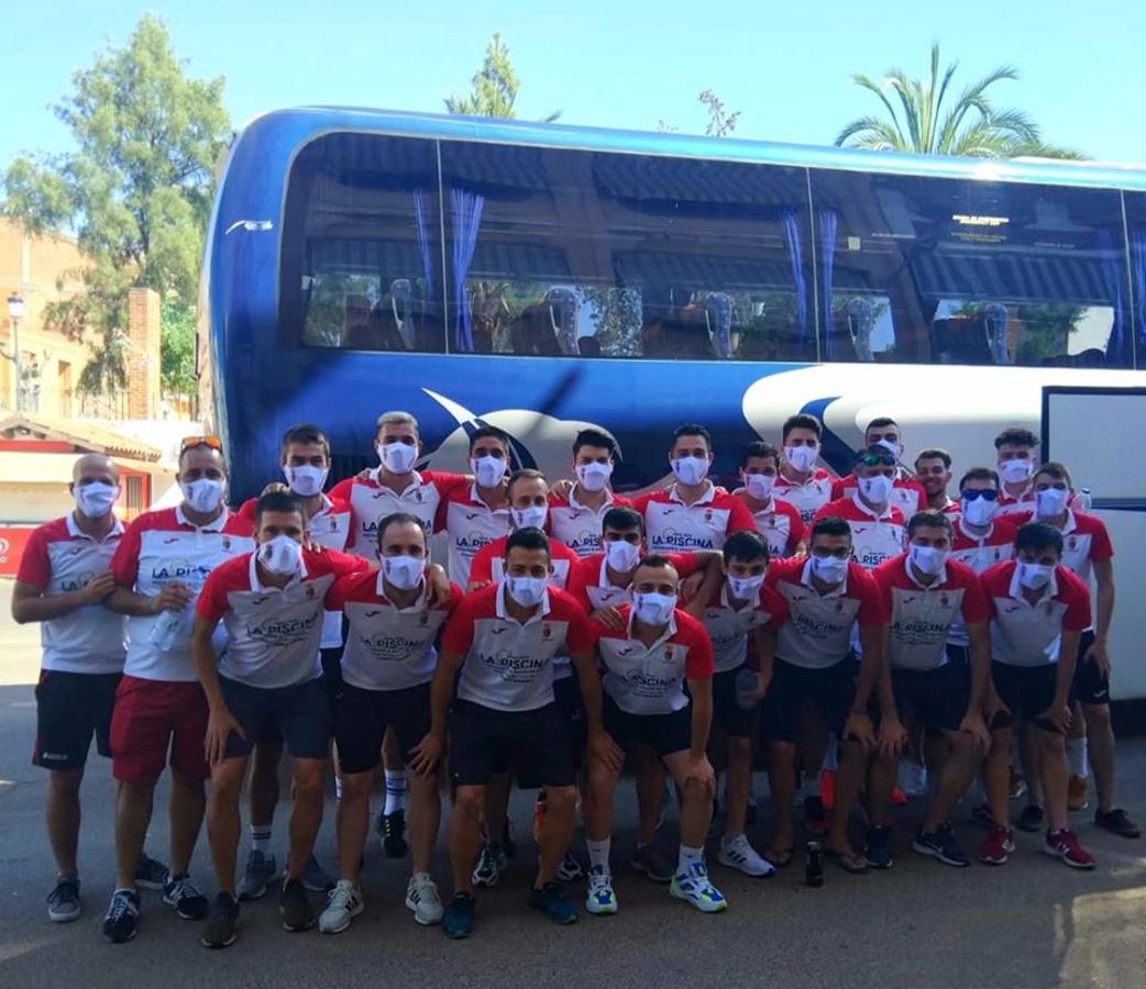El ascenso a Tercera División del CF Campanario ha traido grandes alegrías no solo para el equipo, sino también para todo un pueblo, cuya afición ha estado volcada, en las buenas y en las malas. Un apoyo incondicional que ha dejado en esta última semana imágenes para el recuerdo. ¡Vamos Campa!