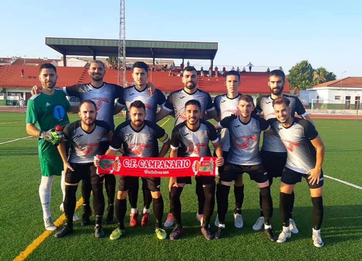 El ascenso a Tercera División del CF Campanario ha traido grandes alegrías no solo para el equipo, sino también para todo un pueblo, cuya afición ha estado volcada, en las buenas y en las malas. Un apoyo incondicional que ha dejado en esta última semana imágenes para el recuerdo. ¡Vamos Campa!