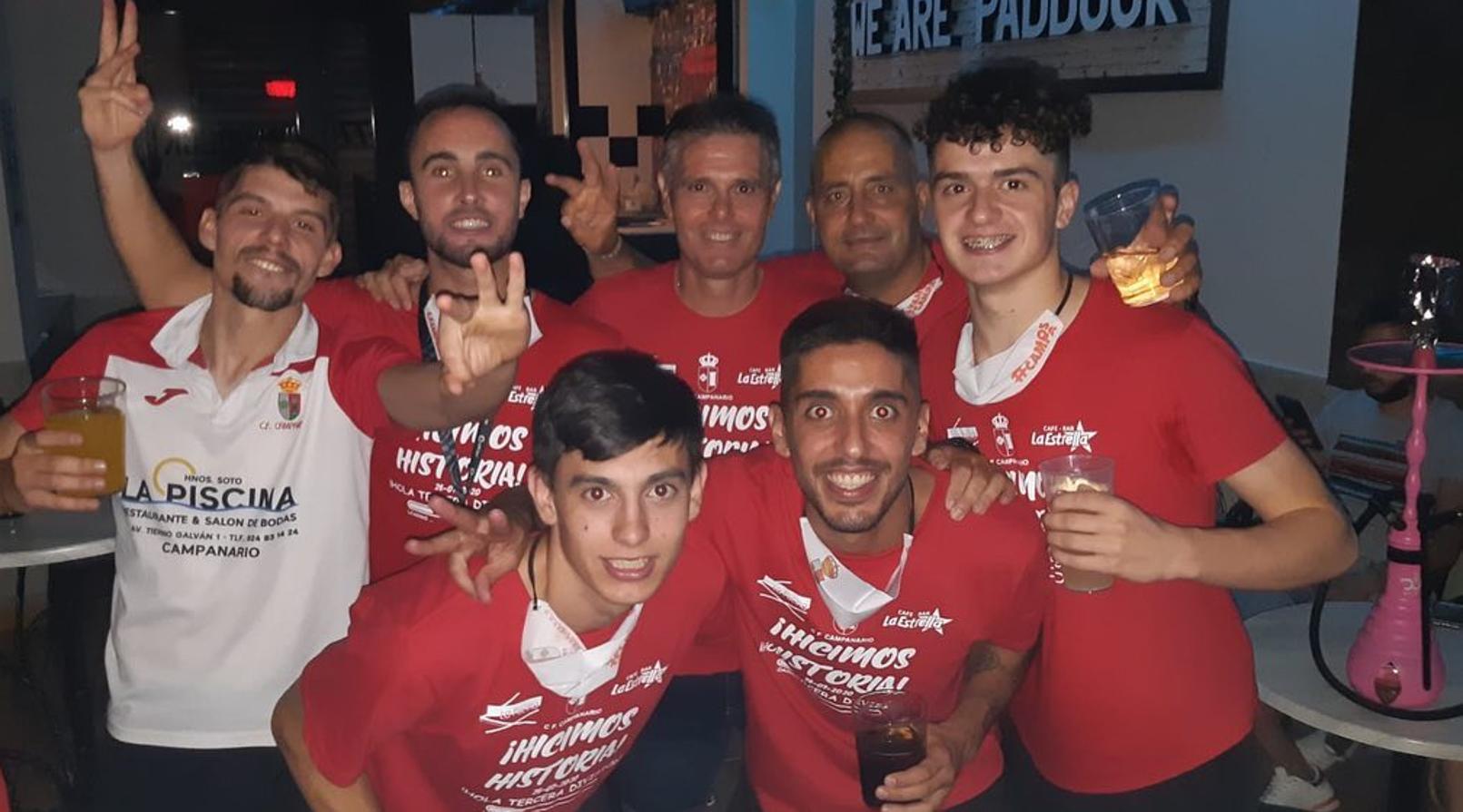 El ascenso a Tercera División del CF Campanario ha traido grandes alegrías no solo para el equipo, sino también para todo un pueblo, cuya afición ha estado volcada, en las buenas y en las malas. Un apoyo incondicional que ha dejado en esta última semana imágenes para el recuerdo. ¡Vamos Campa!
