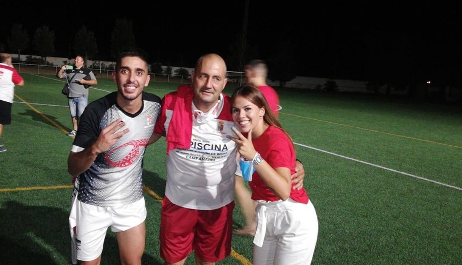 El ascenso a Tercera División del CF Campanario ha traido grandes alegrías no solo para el equipo, sino también para todo un pueblo, cuya afición ha estado volcada, en las buenas y en las malas. Un apoyo incondicional que ha dejado en esta última semana imágenes para el recuerdo. ¡Vamos Campa!