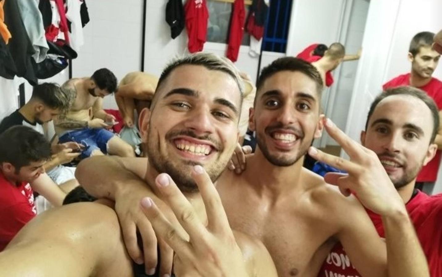 El ascenso a Tercera División del CF Campanario ha traido grandes alegrías no solo para el equipo, sino también para todo un pueblo, cuya afición ha estado volcada, en las buenas y en las malas. Un apoyo incondicional que ha dejado en esta última semana imágenes para el recuerdo. ¡Vamos Campa!