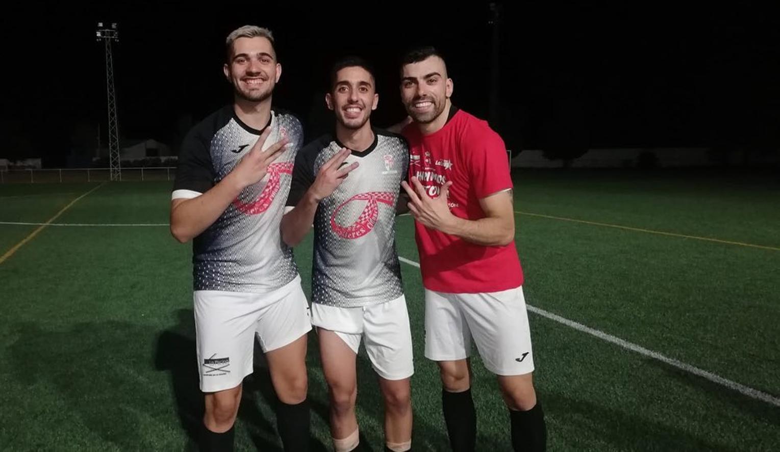 El ascenso a Tercera División del CF Campanario ha traido grandes alegrías no solo para el equipo, sino también para todo un pueblo, cuya afición ha estado volcada, en las buenas y en las malas. Un apoyo incondicional que ha dejado en esta última semana imágenes para el recuerdo. ¡Vamos Campa!
