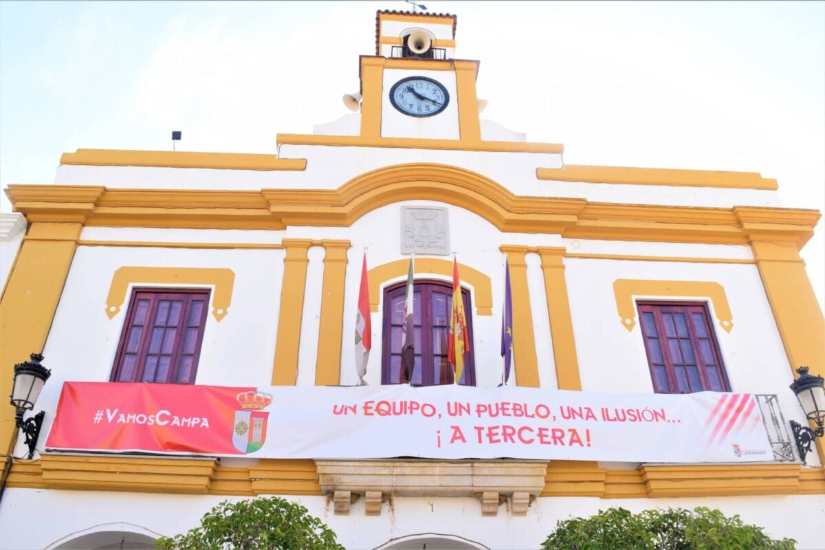 El ascenso a Tercera División del CF Campanario ha traido grandes alegrías no solo para el equipo, sino también para todo un pueblo, cuya afición ha estado volcada, en las buenas y en las malas. Un apoyo incondicional que ha dejado en esta última semana imágenes para el recuerdo. ¡Vamos Campa!