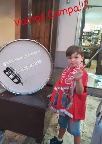 El ascenso a Tercera División del CF Campanario ha traido grandes alegrías no solo para el equipo, sino también para todo un pueblo, cuya afición ha estado volcada, en las buenas y en las malas. Un apoyo incondicional que ha dejado en esta última semana imágenes para el recuerdo. ¡Vamos Campa!