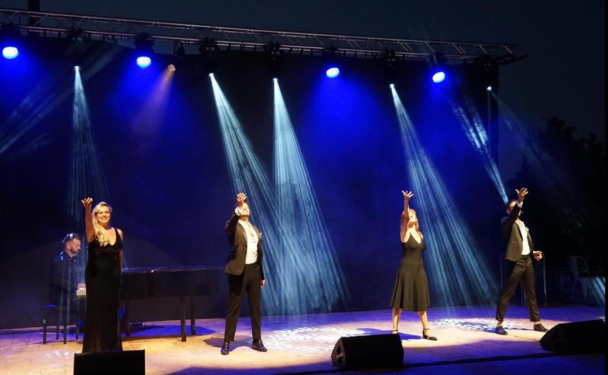 El musical 'Viaje a Broadway' llega a Campanario con la voz de Paco Arrojo