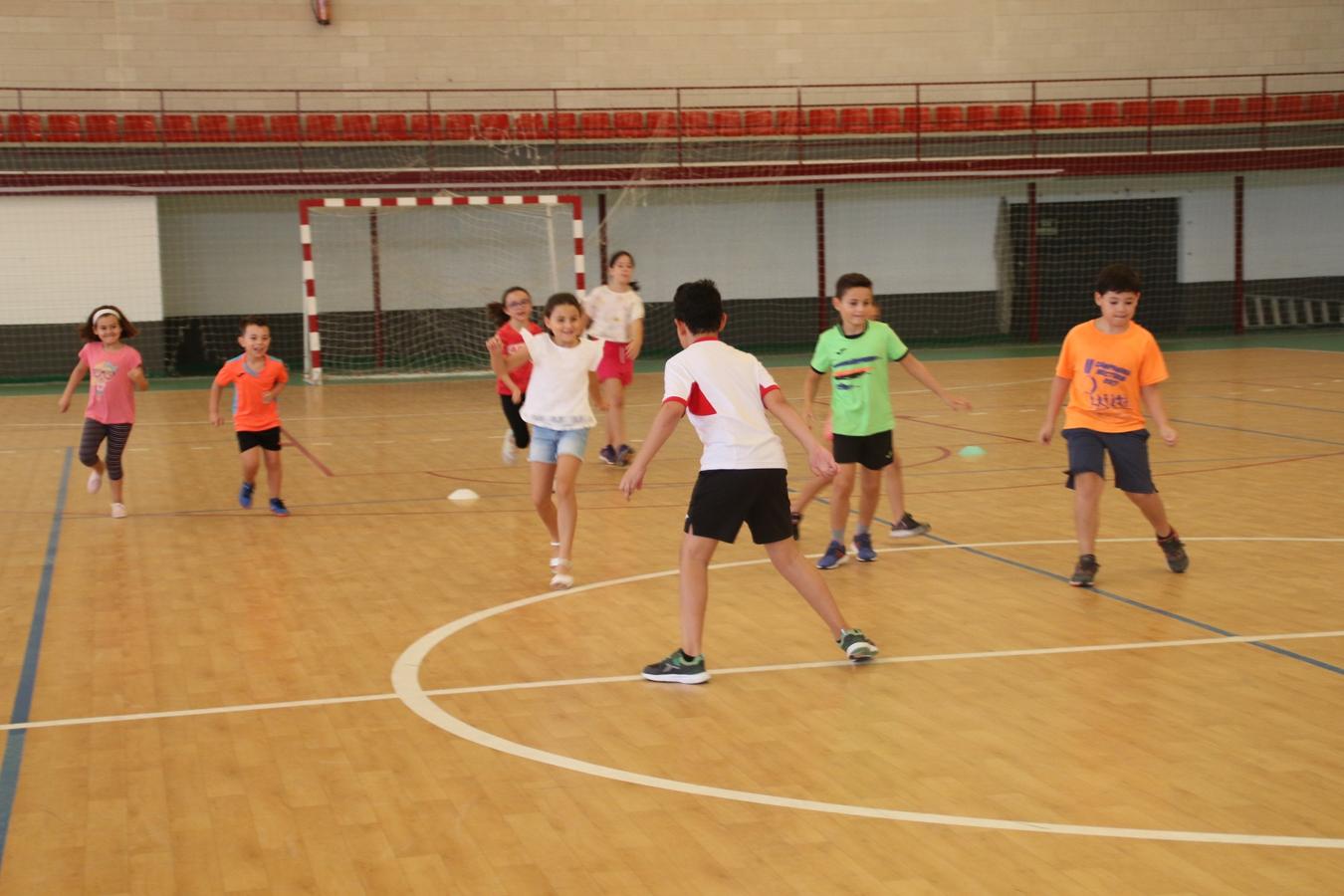 La diversión no tiene que estar reñida con las medidas de seguridad. Lo saben bien los niños que este verano han disfrutado del campamento de verano en Campanario. Hoy se ha clausurado un mes de julio lleno de actividades deportivas, culturales, manualidades y excursiones. Estas son algunas de las imágenes que nos ha dejado el campamento.