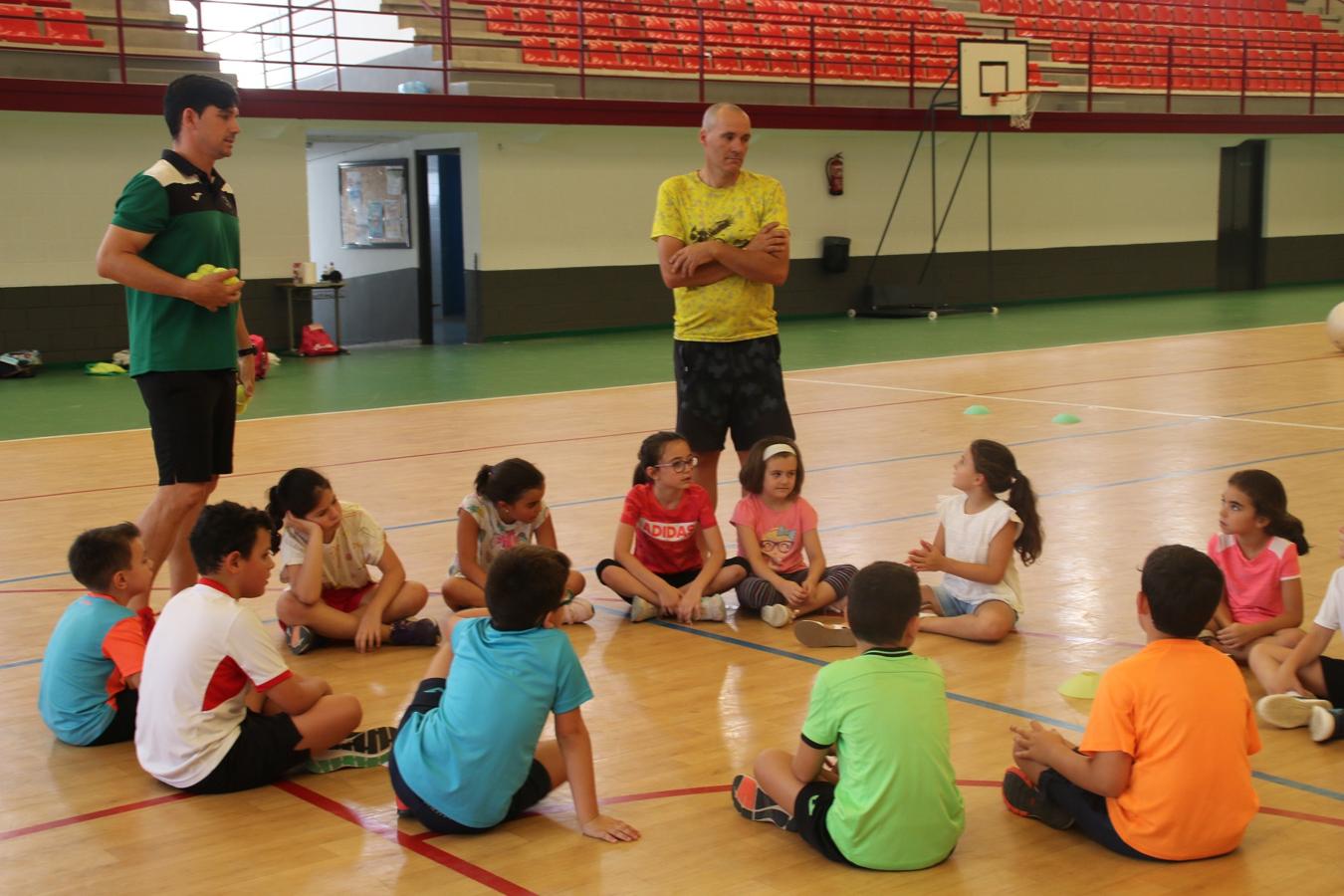 La diversión no tiene que estar reñida con las medidas de seguridad. Lo saben bien los niños que este verano han disfrutado del campamento de verano en Campanario. Hoy se ha clausurado un mes de julio lleno de actividades deportivas, culturales, manualidades y excursiones. Estas son algunas de las imágenes que nos ha dejado el campamento.