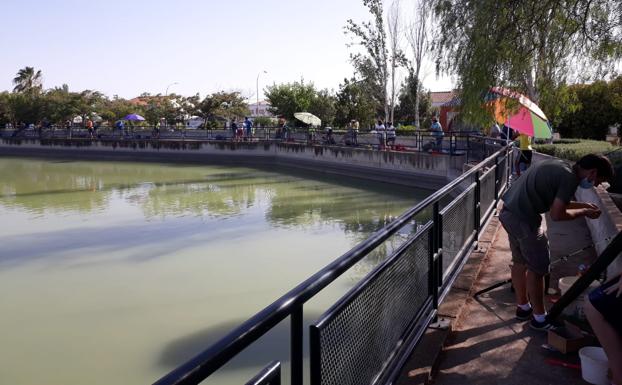 Participantes en los puestos de pesca en La Laguna. 