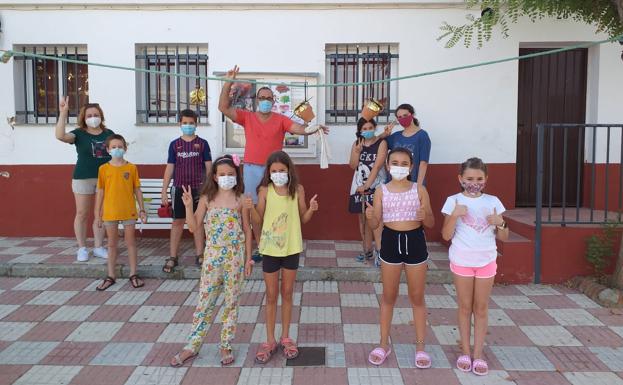 Los niños juegan a la rotura de pucheros. 
