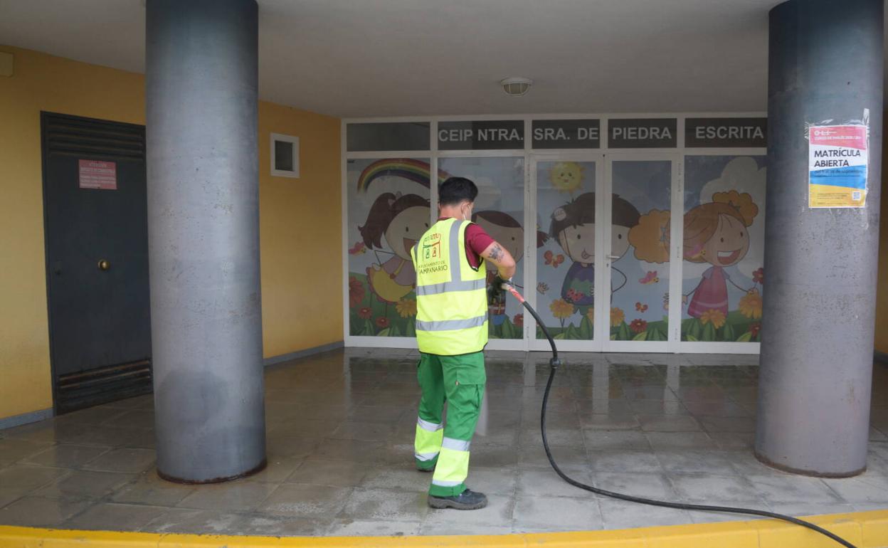Desinfección en el colegio de Campanario. 