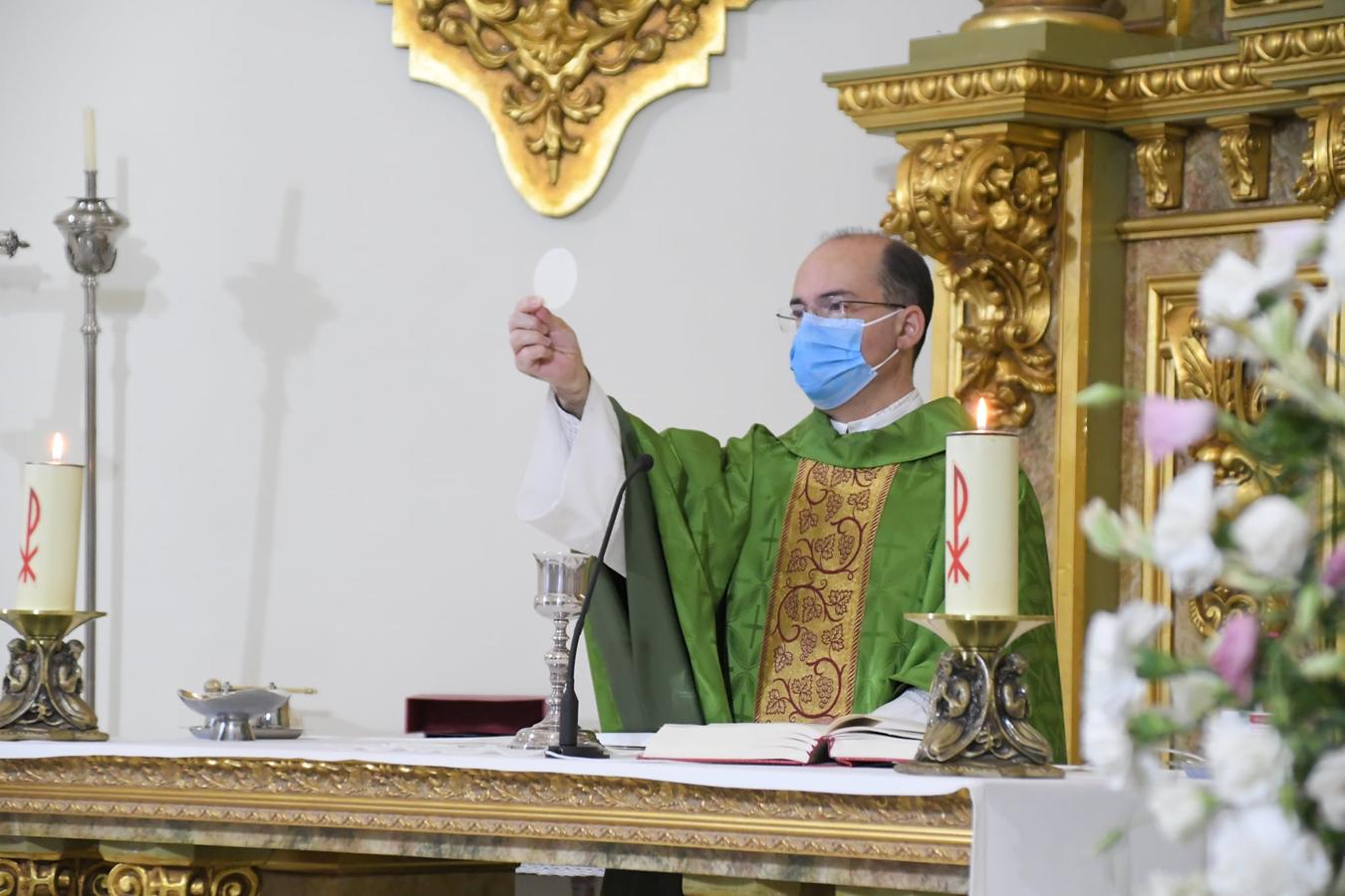 Durante el fin de semana han tenido lugar los actos de celebración del LXV Aniversario de Coronación de la Virgen de Piedraescrita. Este año, dichos actos se han celebrado en la iglesia de la Asunción ante un cuadro de la Virgen, y con aforo reducido y medidas de seguridad. Eso sí, no han faltado la gran fe y devoción que los campanarienses demuestran a su patrona.
