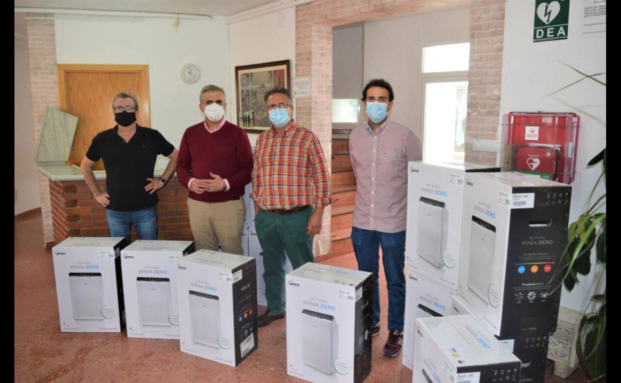 Entrega de aparatos purificadores al director del colegio.
