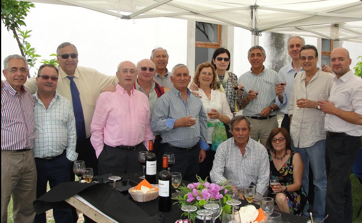Pepe Iglesias (2º por la izda.) junto a varios de sus amigos de Campanario y algunos otros en la celebración, en Badajoz, de uno de los días de la UBEX.