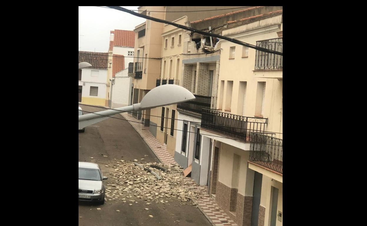 El intenso viento derrumbó la cornisa de una vivienda en la calle Labradores