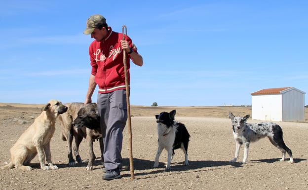 Manuel junto a los carea y los mastines. 