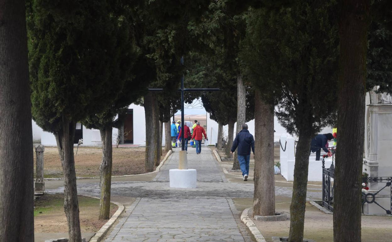 Los campanarienses han demostrado un «comportamiento ejemplar» durante la visita al cementerio