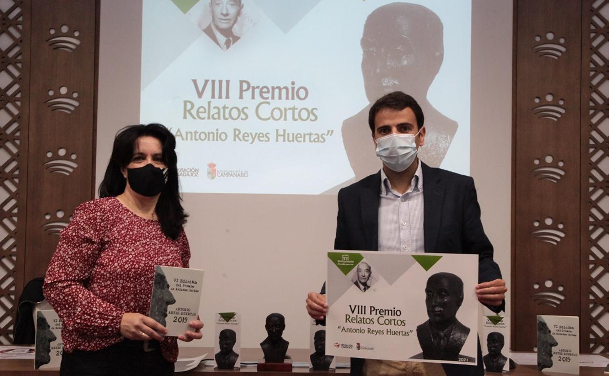Mª José Benavides y Raúl Ayuso, en la presentación del premio literario. 