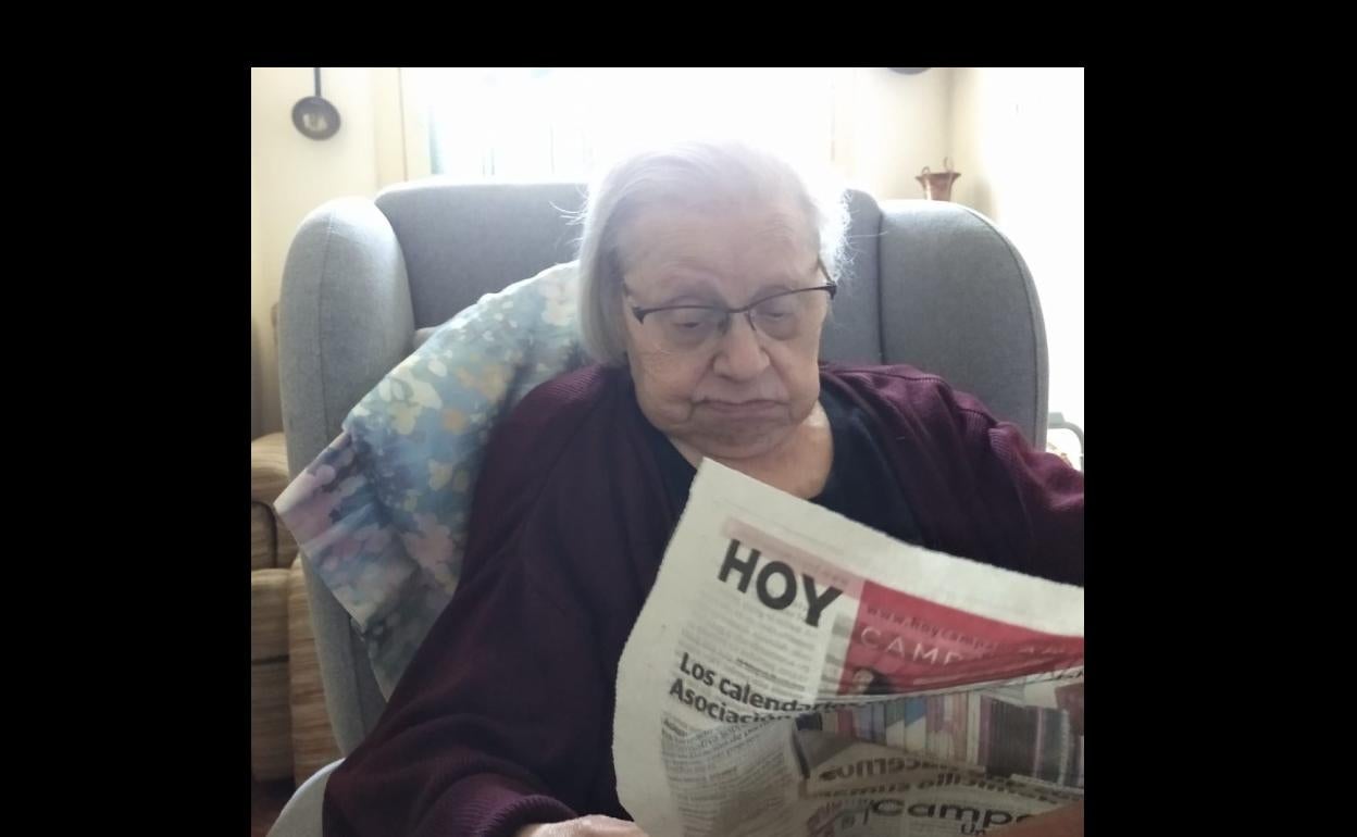 Josefa Gómez lee el periódico Hoy Campanario. 