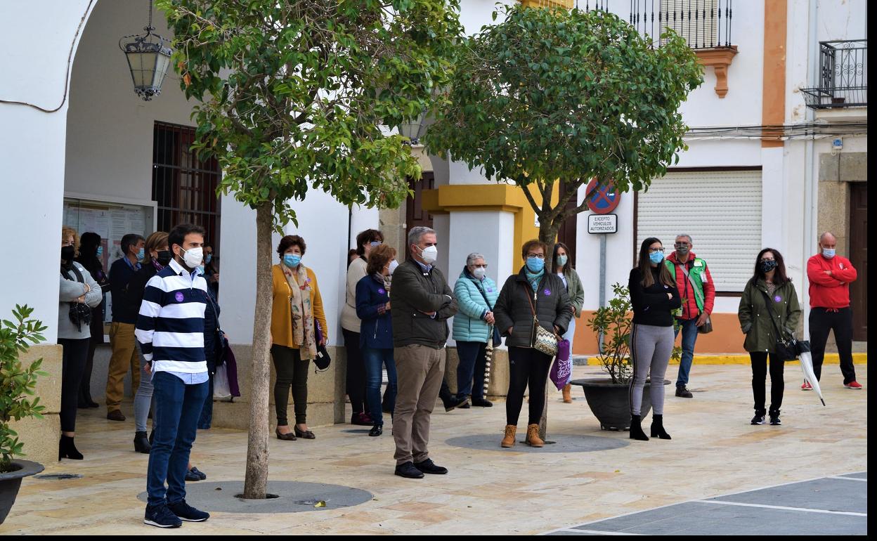 Campanario guardó un minuto de silencio por las mujeres víctimas de la violencia de género