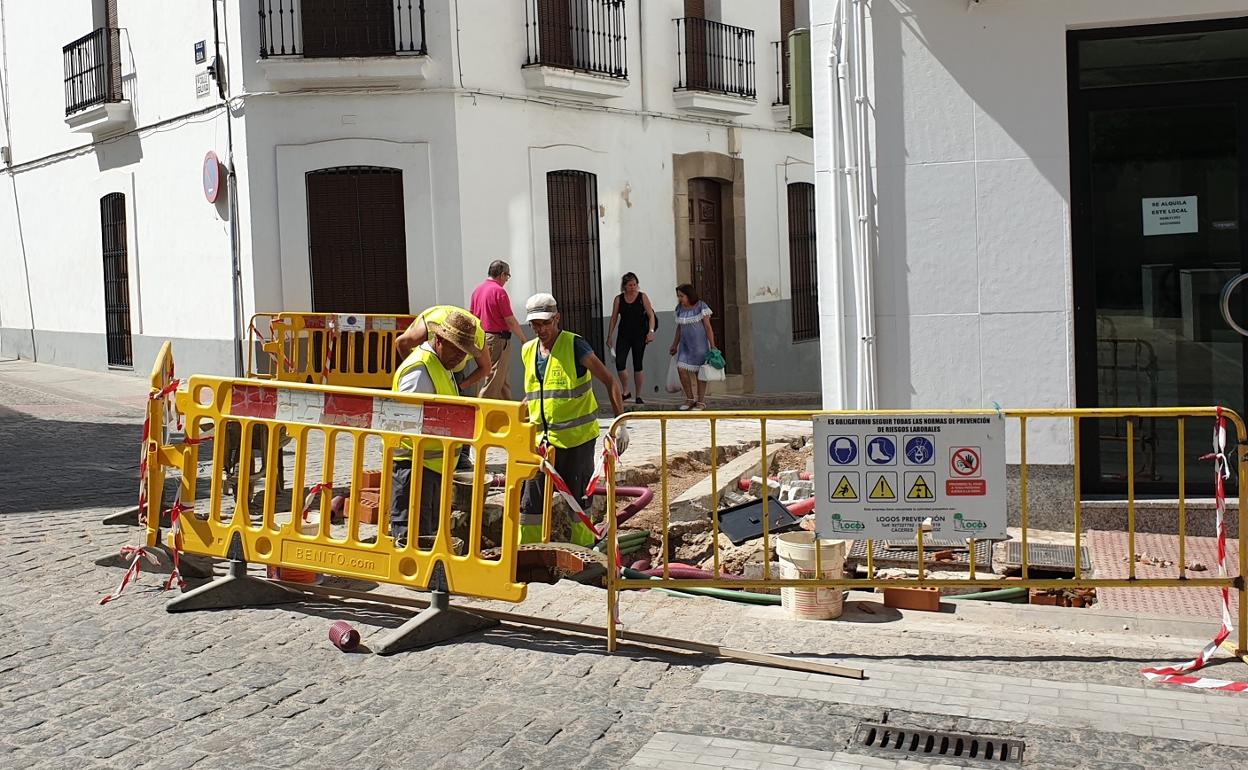 Operarios trabajan en una obra en Campanario. 