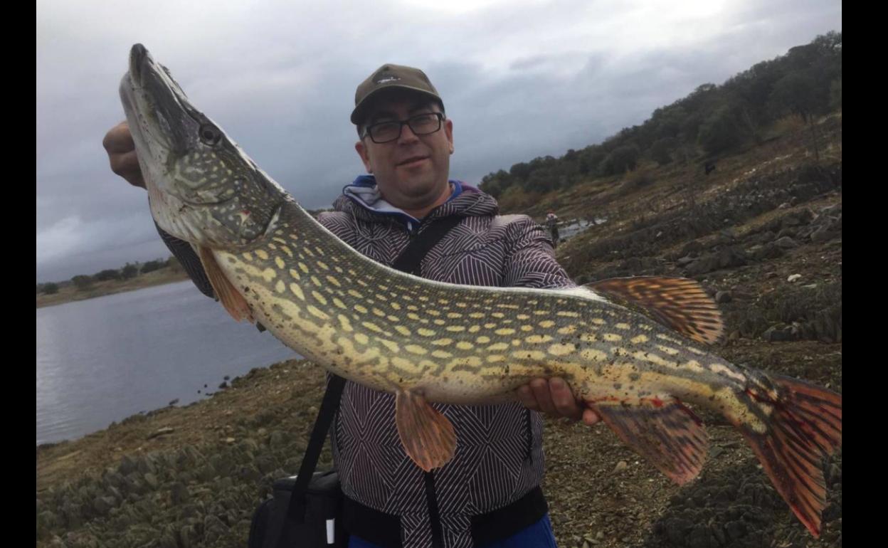 José María Capita, vencedor del 'III Concurso de pesca de lucio Campanario'. 