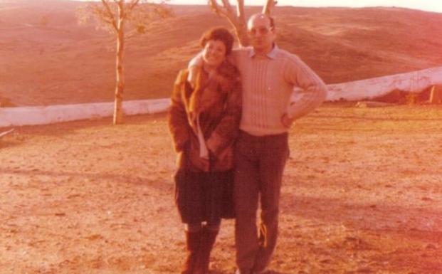 Francisco y Fina en Piedraescrita en 1981. 