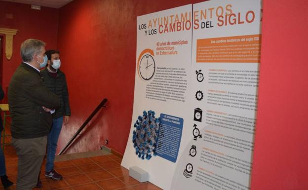 El Alcalde y el concejal de Cultura visitan la muestra. 