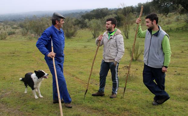 Alonso conversa con sus hijos, Diego y Juanky. 