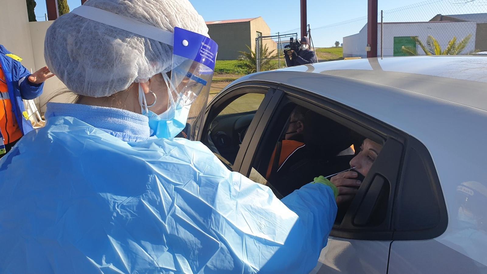 La alta incidencia de positivos por covid-19 en Campanario ha hecho que se inicie un cribado masivo mediante test rápidos de antígenos. El objetivo de Salud Pública y el Ayuntamiento es detectar a todos los contagiados y frenar la pandemia en el municipio. Se pide la colaboración de los vecinos con síntomas o contactos estrechos.