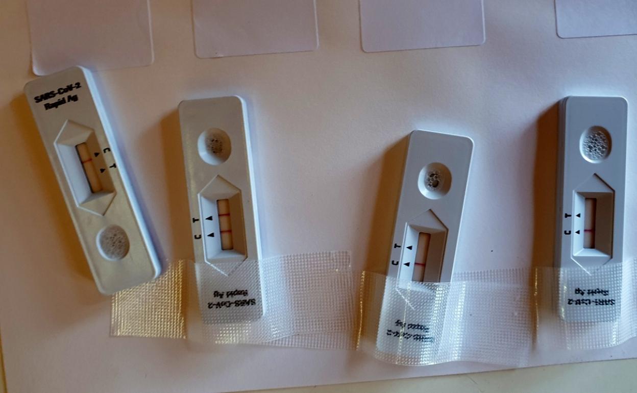 Test de antígenos para detectar carga positiva de coronavirus.