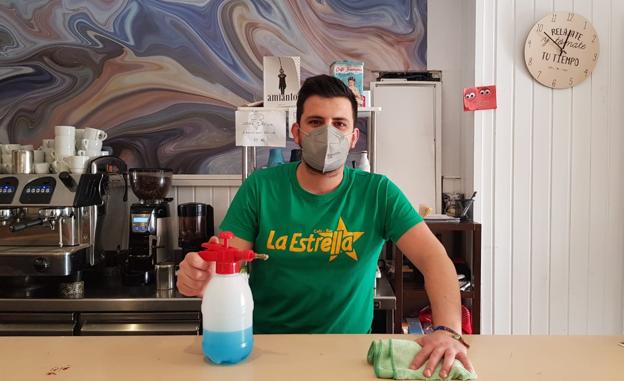 Gaspar Trenado, de La Estrella, desinfecta la barra del barra. 